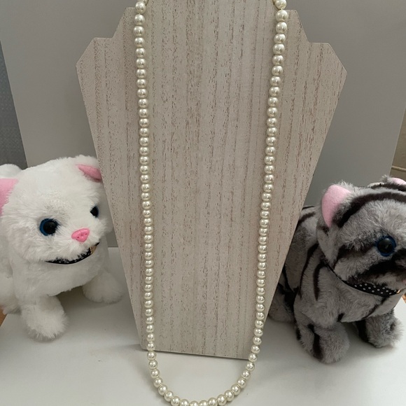 Vintage Jewelry - Elegant White Pearl Necklace